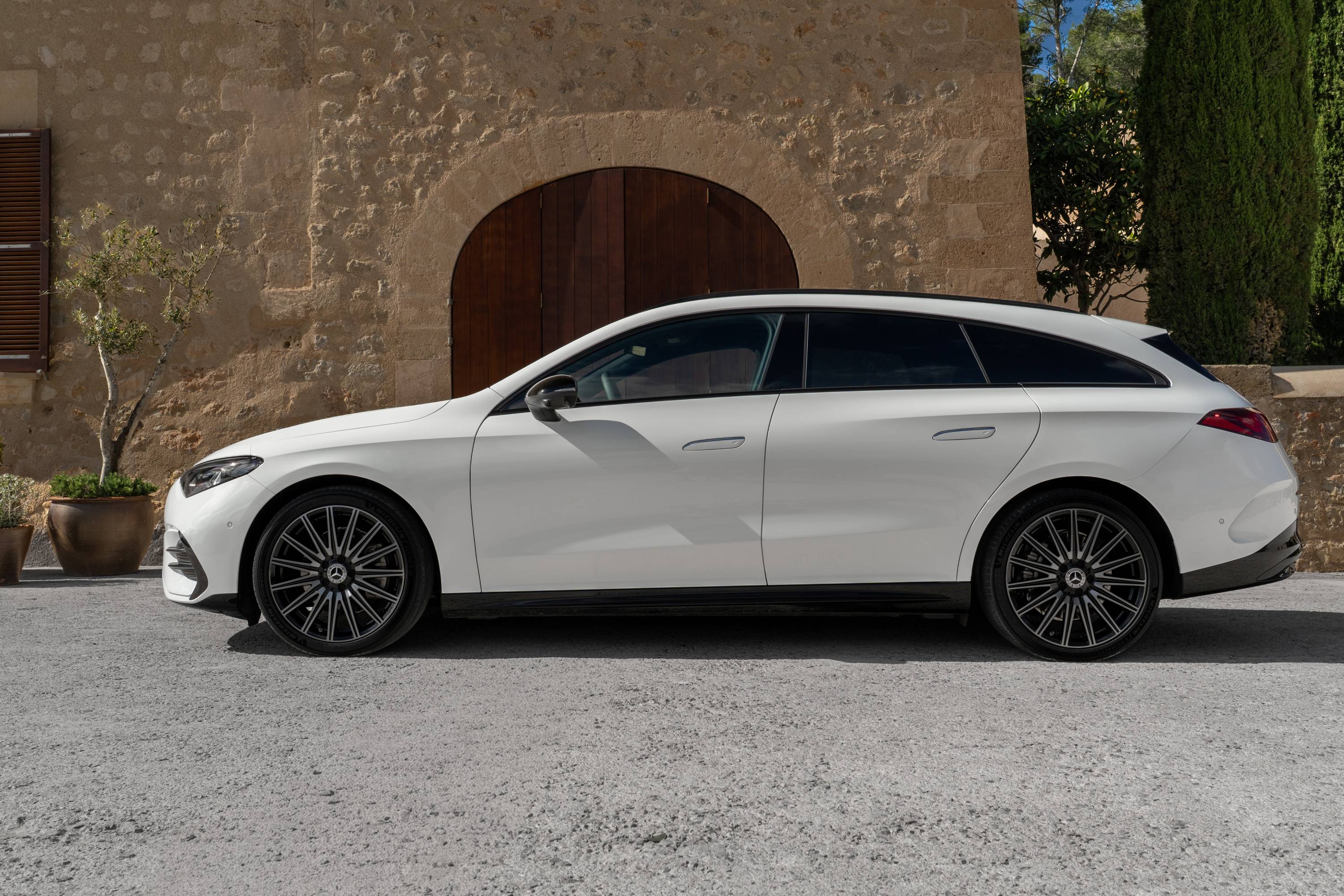 圖2、車頂線條一路向後延展出專屬於 Shooting Brake 的獵跑輪廓。